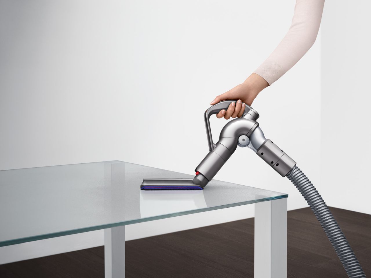 dyson_big_ball_absolute_carbon_fibre_dusting_brush_in_use_72_rgb
